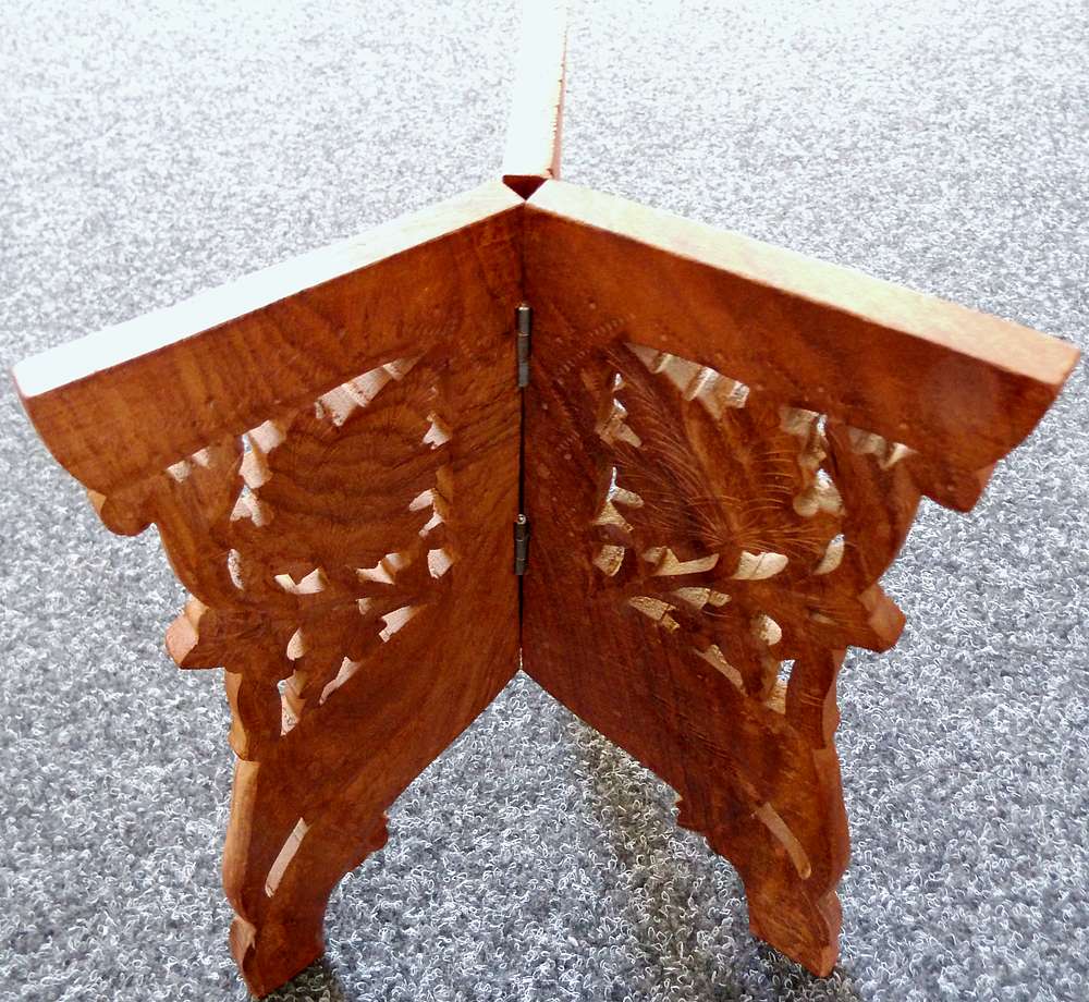 Dřevěný vyřezávaný skládací stolek trojnožka